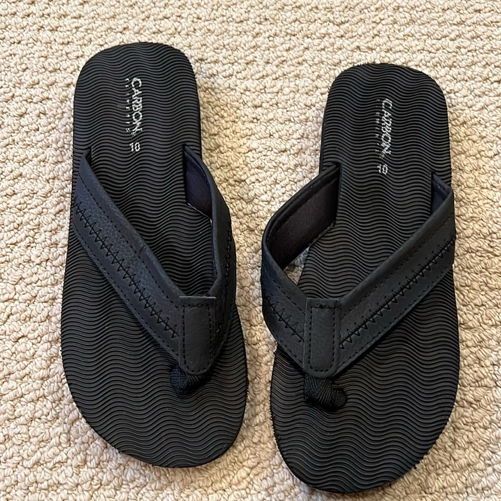 Men’s black flip flops